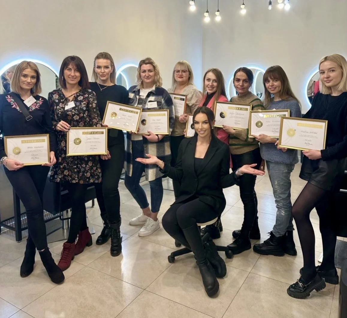 Formation lissage professionnel AR Paris avec remise de certification pour coiffeuses