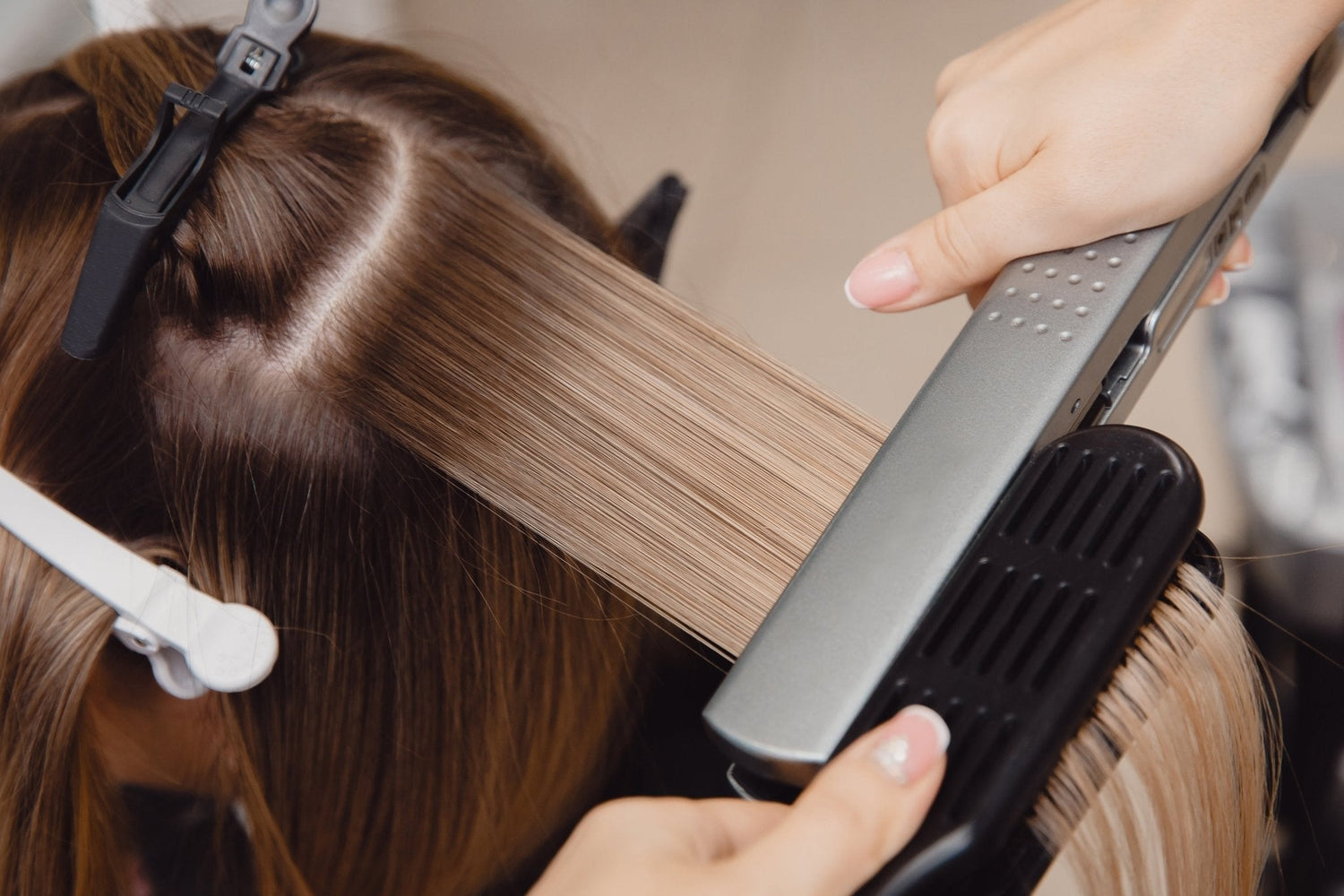 Comment réaliser un protocole de lissage brésilien professionnel en salon de coiffure