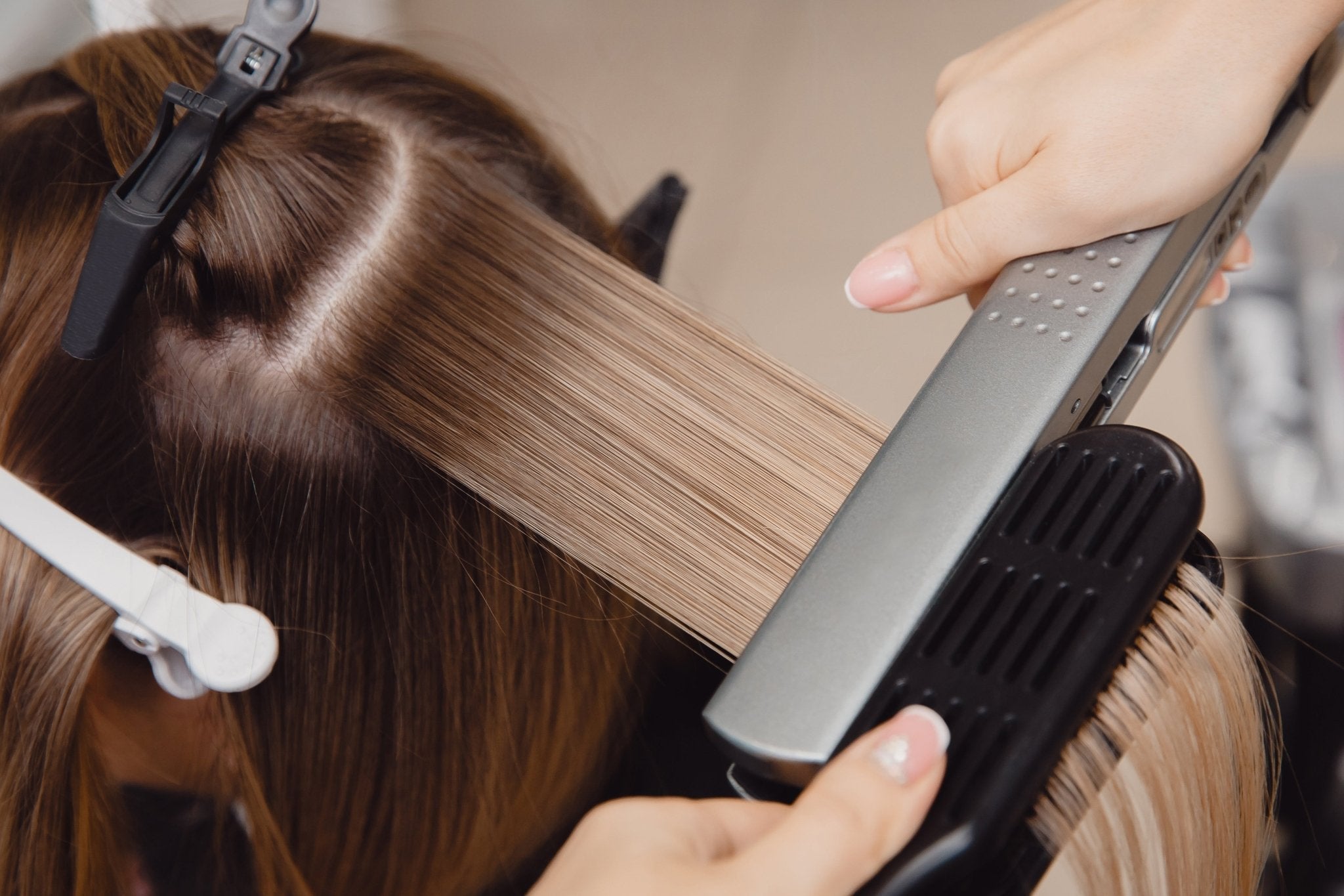Comment réaliser un protocole de lissage brésilien professionnel en salon de coiffure
